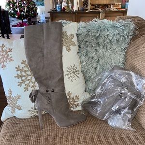 NWOB shoe dazzle grey knee high suede boot size 6.5